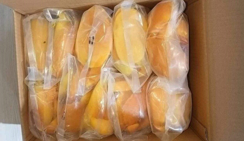 IQF Frozen Mango Halves Vacuum Packed